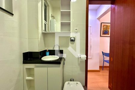 Banheiro de kitnet/studio para alugar com 1 quarto, 25m² em Botafogo, Rio de Janeiro