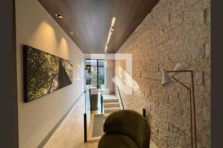 Corredor de circulação e decoração com obras de ar de casa à venda com 3 quartos, 465m² em Aguas Claras, Brumadinho