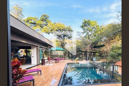 Acesso a área da piscina pela a cozinha gourmet de casa à venda com 3 quartos, 465m² em Aguas Claras, Brumadinho