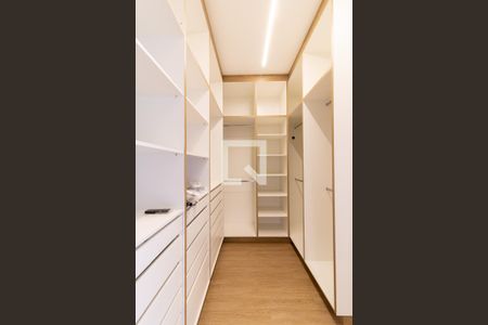 Closet do quarto de casa de condomínio para alugar com 3 quartos, 240m² em Loteamento Alphaville Campinas, Campinas