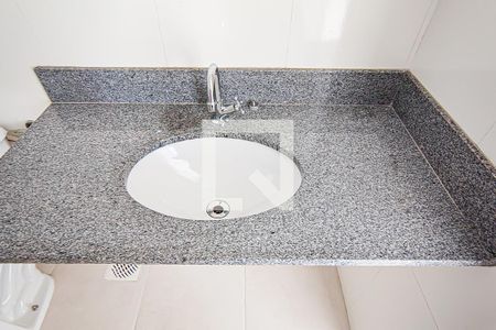 Banheiro  de apartamento para alugar com 1 quarto, 54m² em Curicica, Rio de Janeiro