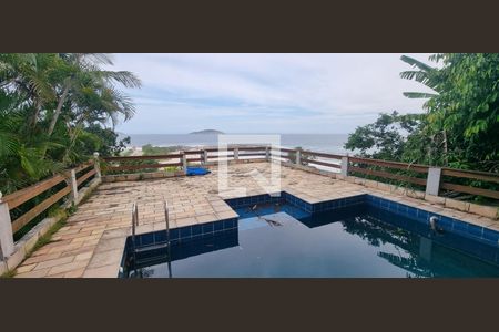 Piscina de casa à venda com 4 quartos, 300m² em Jardim Imbuí, Niterói