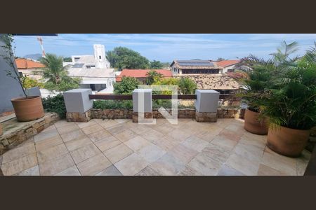 Vista de casa à venda com 4 quartos, 300m² em Jardim Imbuí, Niterói