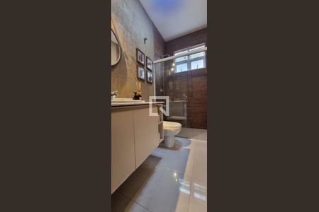 Banheiro de casa à venda com 4 quartos, 300m² em Jardim Imbuí, Niterói