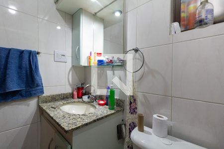 Banheiro de apartamento à venda com 3 quartos, 74m² em Vila Araguaia, São Paulo
