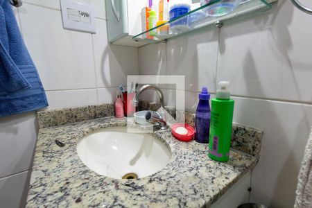 Banheiro de apartamento à venda com 3 quartos, 74m² em Vila Araguaia, São Paulo