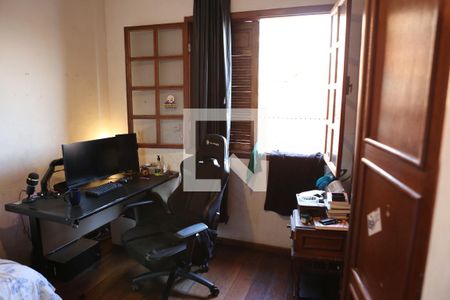 Quarto 1 de casa à venda com 3 quartos, 360m² em Milionários, Belo Horizonte