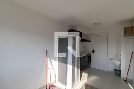 Sala/Cozinha/Área de Serviço  de apartamento para alugar com 2 quartos, 32m² em Vila Carmosina, São Paulo