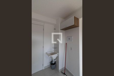 Sala/Cozinha/Área de Serviço  de apartamento para alugar com 2 quartos, 32m² em Vila Carmosina, São Paulo