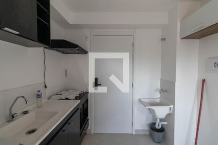 Sala/Cozinha/Área de Serviço  de apartamento para alugar com 2 quartos, 32m² em Vila Carmosina, São Paulo