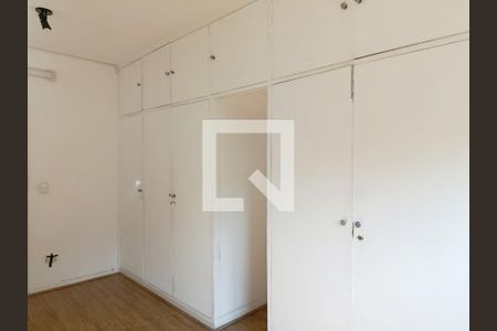 Closet da suíte 1 de casa para alugar com 3 quartos, 231m² em Jardim das Bandeiras, São Paulo
