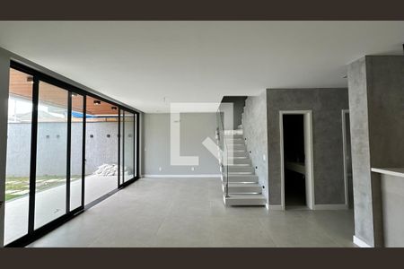 Sala de casa à venda com 4 quartos, 200m² em Vargem Pequena, Rio de Janeiro