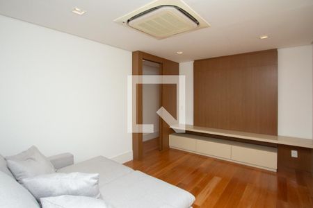 Sala de TV de apartamento à venda com 3 quartos, 275m² em Itaim Bibi, São Paulo