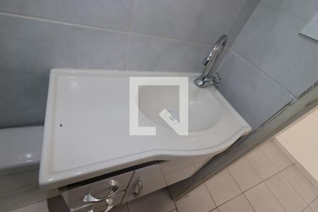 Banheiro  de kitnet/studio para alugar com 1 quarto, 20m² em Vila Valparaíso, Santo André