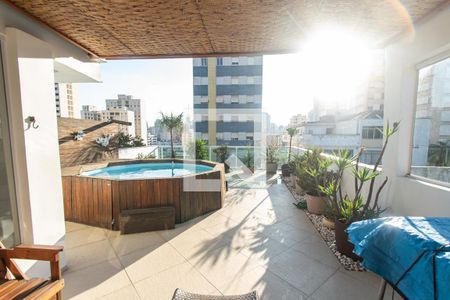 Piscina de casa à venda com 3 quartos, 440m² em Cambuci, São Paulo