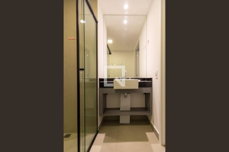 Banheiro de kitnet/studio para alugar com 1 quarto, 21m² em Jardim das Acacias, São Paulo