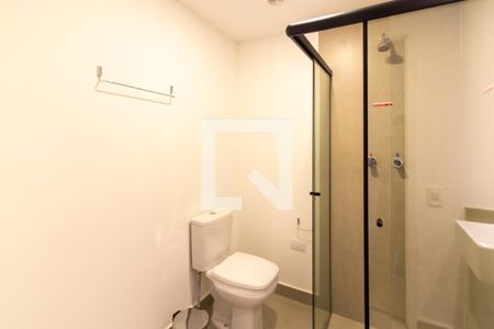 Banheiro de kitnet/studio para alugar com 1 quarto, 21m² em Jardim das Acacias, São Paulo