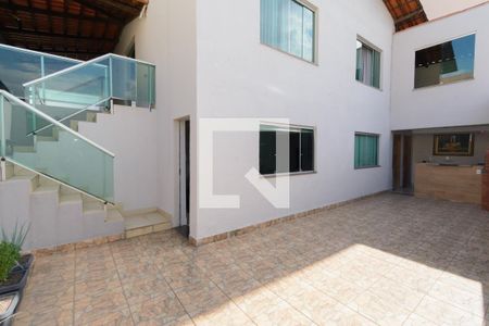 Quintal de casa à venda com 3 quartos, 180m² em Casa, Contagem