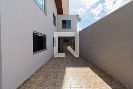 Quintal de casa à venda com 3 quartos, 180m² em Casa, Contagem