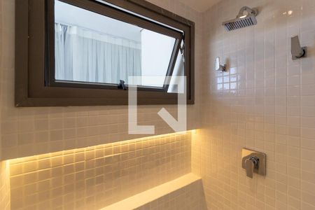 Banheiro de kitnet/studio para alugar com 1 quarto, 47m² em Pinheiros, São Paulo