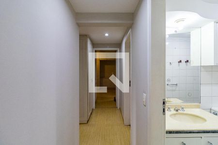 Corredor de apartamento à venda com 3 quartos, 117m² em Vila Andrade, São Paulo