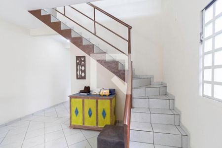 Escada de casa à venda com 3 quartos, 210m² em Santa Terezinha, Belo Horizonte