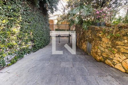 Entrada garagem de casa à venda com 5 quartos, 607m² em Jardim Guedala, São Paulo