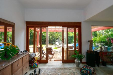 Casa à venda com 3 quartos, 302m² em Jardim Petropolis, São Paulo