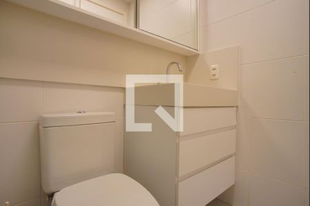 Banheiro da Suíte de apartamento para alugar com 1 quarto, 42m² em Jardim do Salso, Porto Alegre