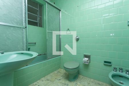 Banheiro de apartamento à venda com 3 quartos, 149m² em Independência, Porto Alegre