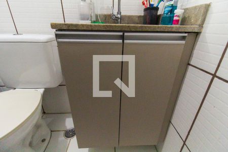 Banheiro Social de apartamento à venda com 3 quartos, 56m² em Conjunto Residencial José Bonifácio, São Paulo