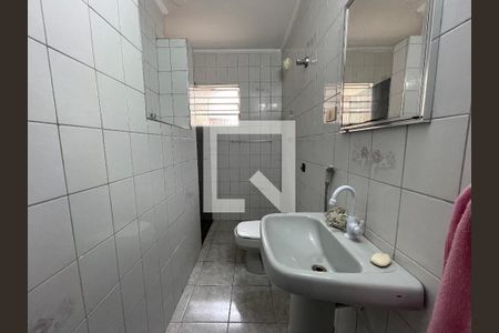 Banheiro de casa para alugar com 2 quartos, 64m² em Vila São Silvestre, São Paulo