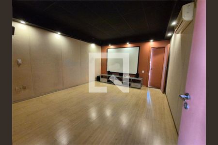 Casa à venda com 3 quartos, 303m² em Chácara Seis de Outubro, São Paulo