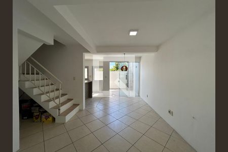 Sala de casa de condomínio à venda com 3 quartos, 144m² em Rondônia, Novo Hamburgo