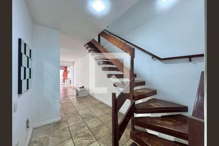 Sala de casa de condomínio para alugar com 5 quartos, 400m² em Barra da Tijuca, Rio de Janeiro