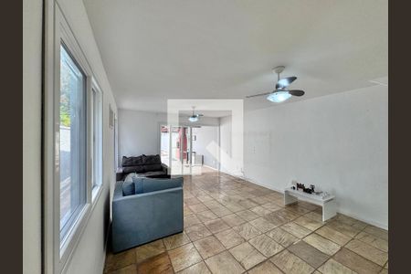 Sala de casa de condomínio para alugar com 5 quartos, 400m² em Barra da Tijuca, Rio de Janeiro