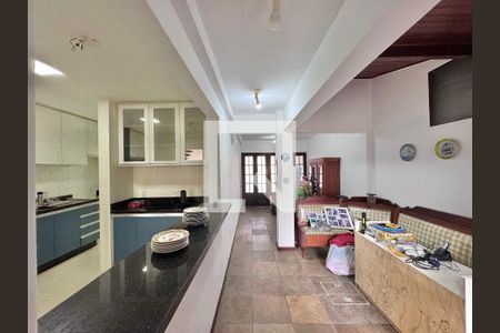 Sala de casa de condomínio para alugar com 5 quartos, 400m² em Barra da Tijuca, Rio de Janeiro