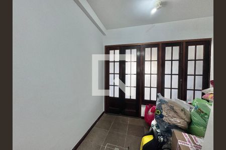 Sala de casa de condomínio para alugar com 5 quartos, 400m² em Barra da Tijuca, Rio de Janeiro