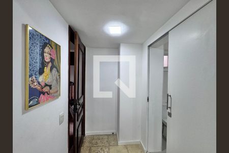 Sala de casa de condomínio para alugar com 5 quartos, 400m² em Barra da Tijuca, Rio de Janeiro