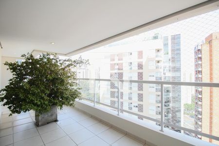 Sacada/Sala de apartamento à venda com 3 quartos, 112m² em Vila Suzana, São Paulo