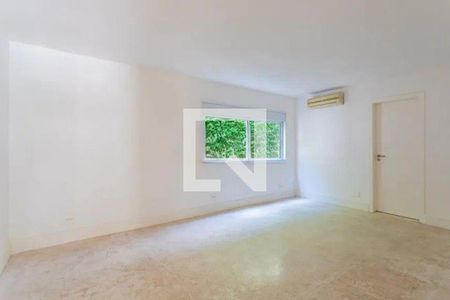 Casa à venda com 4 quartos, 270m² em Caxingui, São Paulo