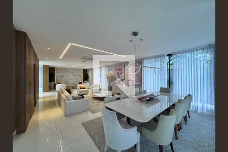 Sala de casa à venda com 5 quartos, 850m² em Barra da Tijuca, Rio de Janeiro