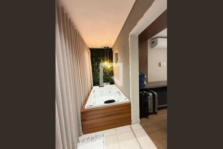 Banheira Quarto 1 de apartamento para alugar com 2 quartos, 110m² em Cambuí, Campinas