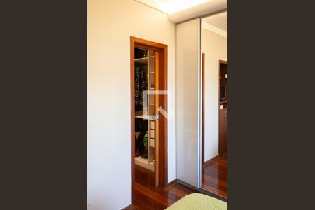 Closet da suíte de casa de condomínio à venda com 4 quartos, 380m² em Planalto, Belo Horizonte