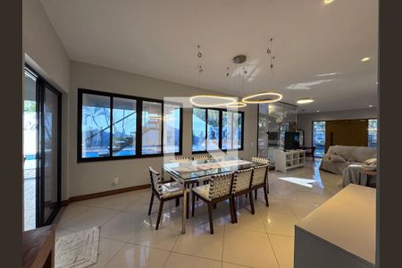 Sala de casa de condomínio à venda com 4 quartos, 550m² em Recreio dos Bandeirantes, Rio de Janeiro