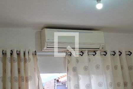 Sala de casa de condomínio para alugar com 2 quartos, 56m² em Maracanã, Praia Grande