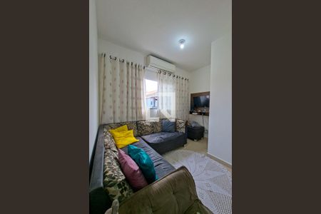 Sala de casa de condomínio para alugar com 2 quartos, 56m² em Maracanã, Praia Grande