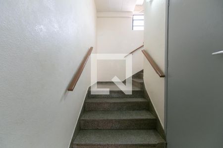 Escada - Entrada de apartamento à venda com 3 quartos, 67m² em Conjunto Habitacional A. E. Carvalho, São Paulo