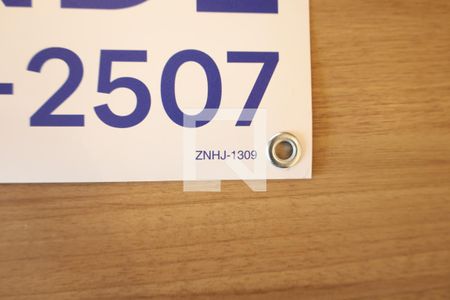 Placa instalada na grade da varanda (2º andar) - Código da placa: ZNHJ-1309 de apartamento para alugar com 2 quartos, 68m² em Vila Jacuí, São Paulo