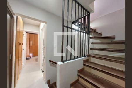 Escada de casa de condomínio para alugar com 3 quartos, 163m² em Vila do Castelo, São Paulo